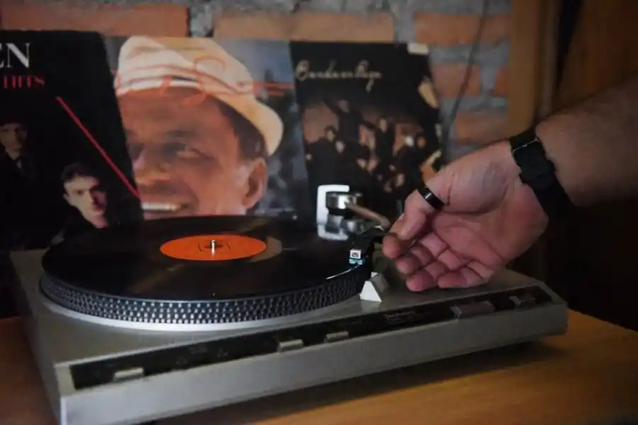 SONIDO ESPECIAL. Pablo Lesnik disfruta de la música en viejos vinilos. lagaceta / foto osvaldo ripoll