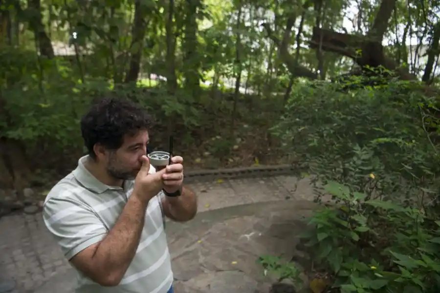PARA SABER DÓNDE IR. Sebastián Moyano enseña a usar la brújula. la gaceta / foto Diego Aráoz