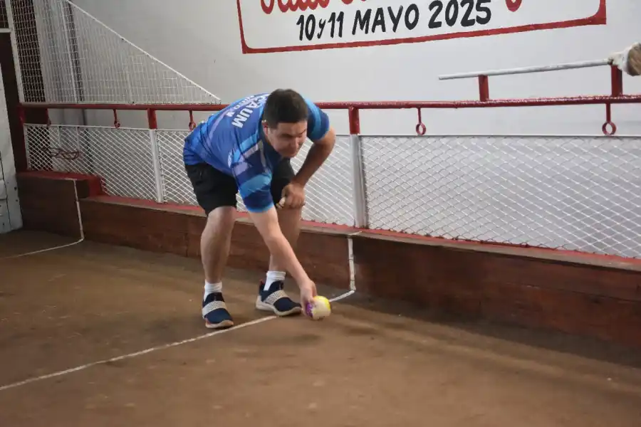 Es cantante, forma parte de las Voces de Orán y disfruta de su pasión por las bochas