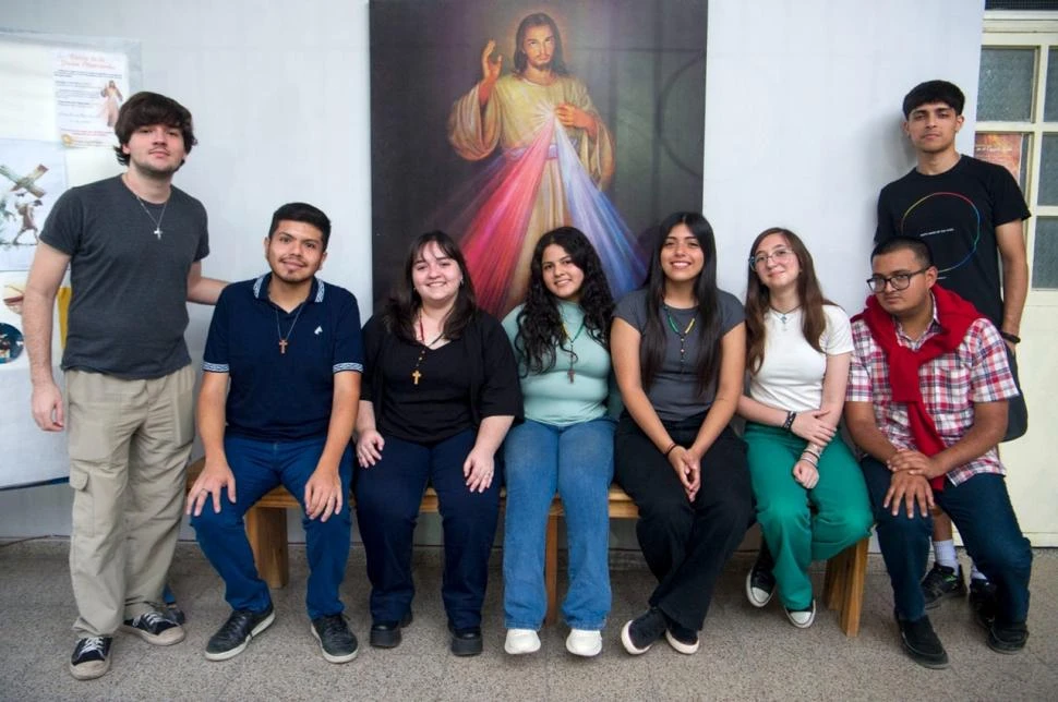 MISIÓN. Los Jóvenes Misioneros Madre Teresa de Calcuta en la Parroquia Espíritu Santo se reúnen para dialogar, compartir la fe y orar por Tucumán. la gaceta / fotos Diego Aráoz