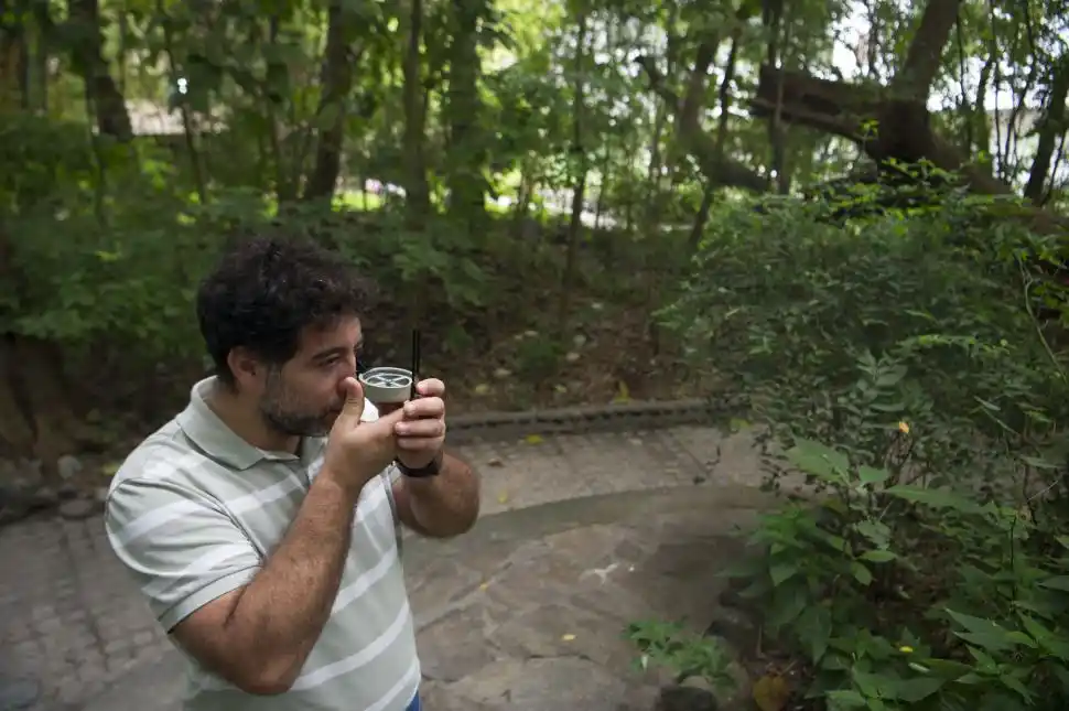 PARA SABER DÓNDE IR. Sebastián Moyano enseña a usar la brújula. la gaceta / foto Diego Aráoz