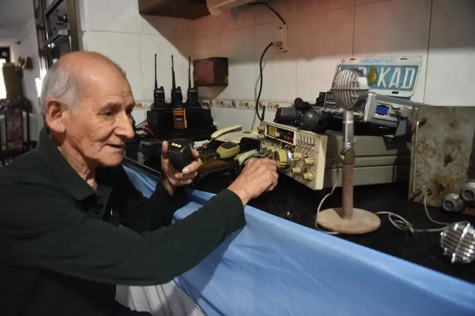 RADIOAFICIONADO EN CONCEPCIÓN. A sus 83 años, Benjamín Vallejos tiene una larga experiencia comunicándose con colegas de todo el mundo. la gaceta / analía jaramillo