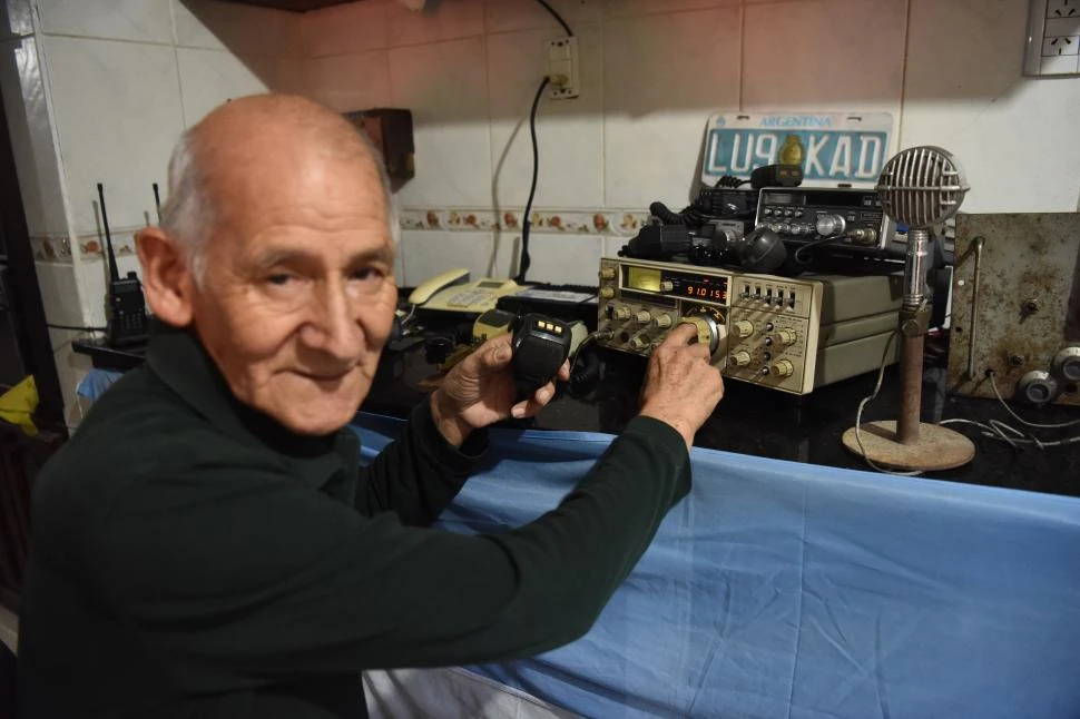 Lo viejo salva: “Cuando se cae el sistema, el celular no sirve para nada”