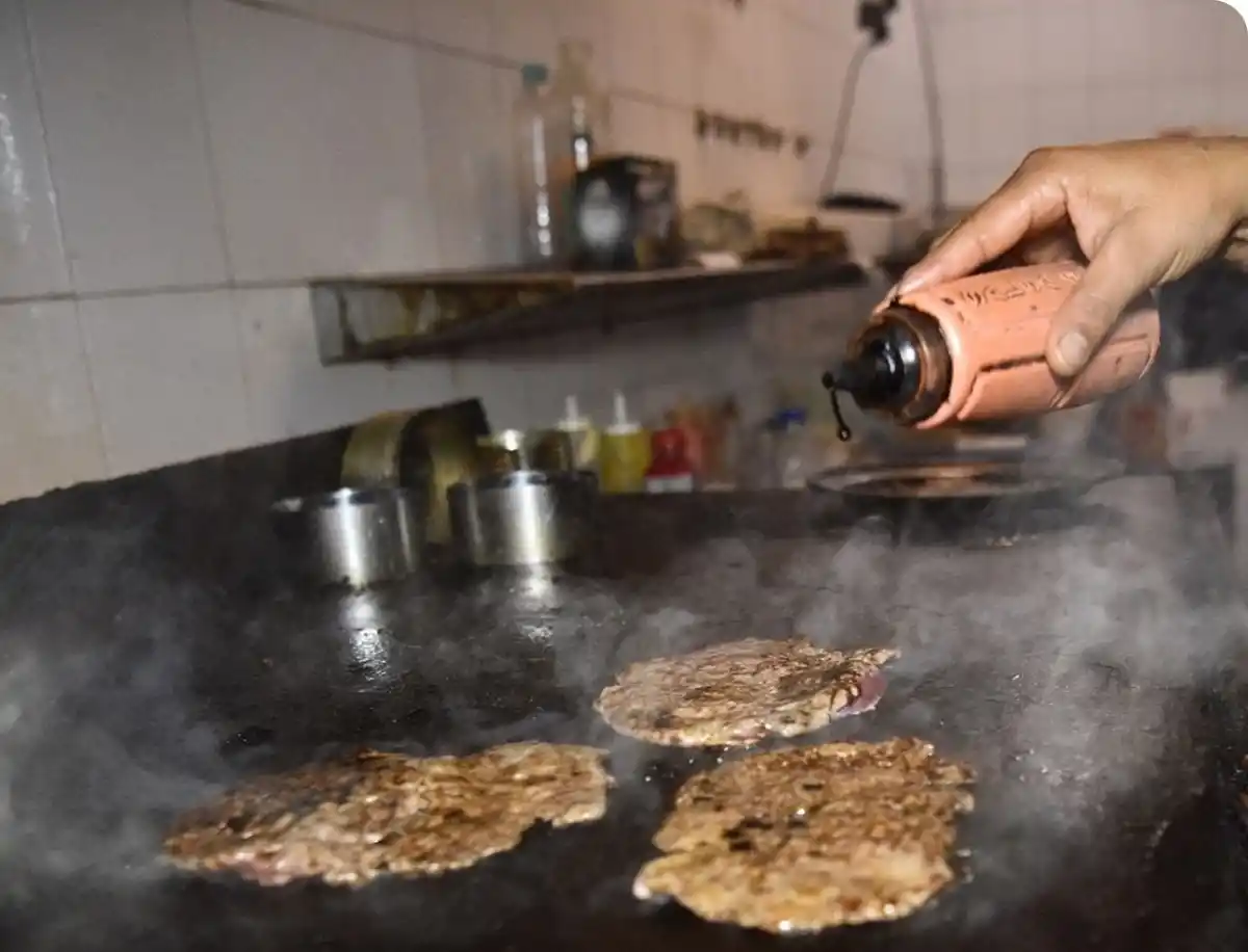 DETALLE. La cocinera le agrega salsa inglesa a los lomitos durante su cocción, una variante interesante. LA GACETA / FOTO DE OSVALDO RIPOLL