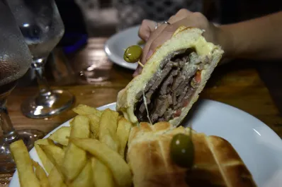 La fuerte tendencia de los lomitos en Concepción: ¿qué los hace tan especiales y por qué superan al sándwich de milanesa?