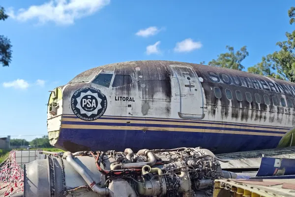 El misterio del avión en El Manantial: qué hace un Boeing 737 en un predio y por qué genera furor