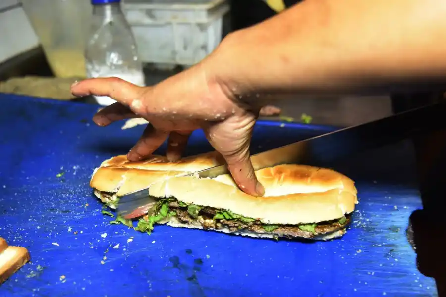 CORTE TRANSVERSAL. El retoque final del lomito es el corte a la mitad pero con un ángulo bien inclinado, típico en Concepción. LA GACETA / FOTO DE OSVALDO RIPOLL 
