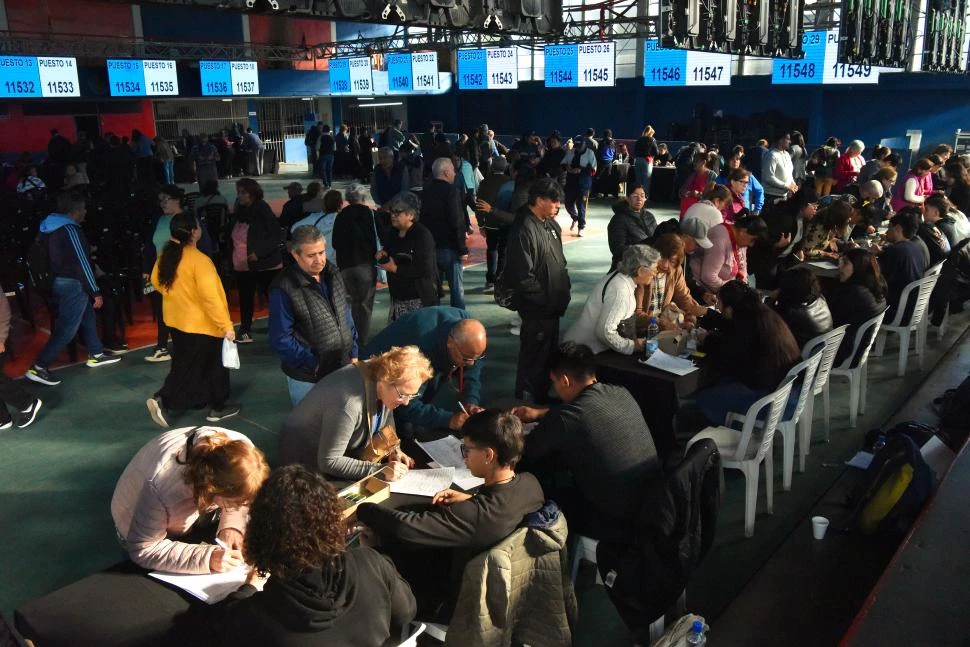 QUEJAS Y RECLAMOS. Miles de usuarios debieron cambiar la vieja tarjeta Ciudadana por la Independencia para poder circular en el área metropolitana. 