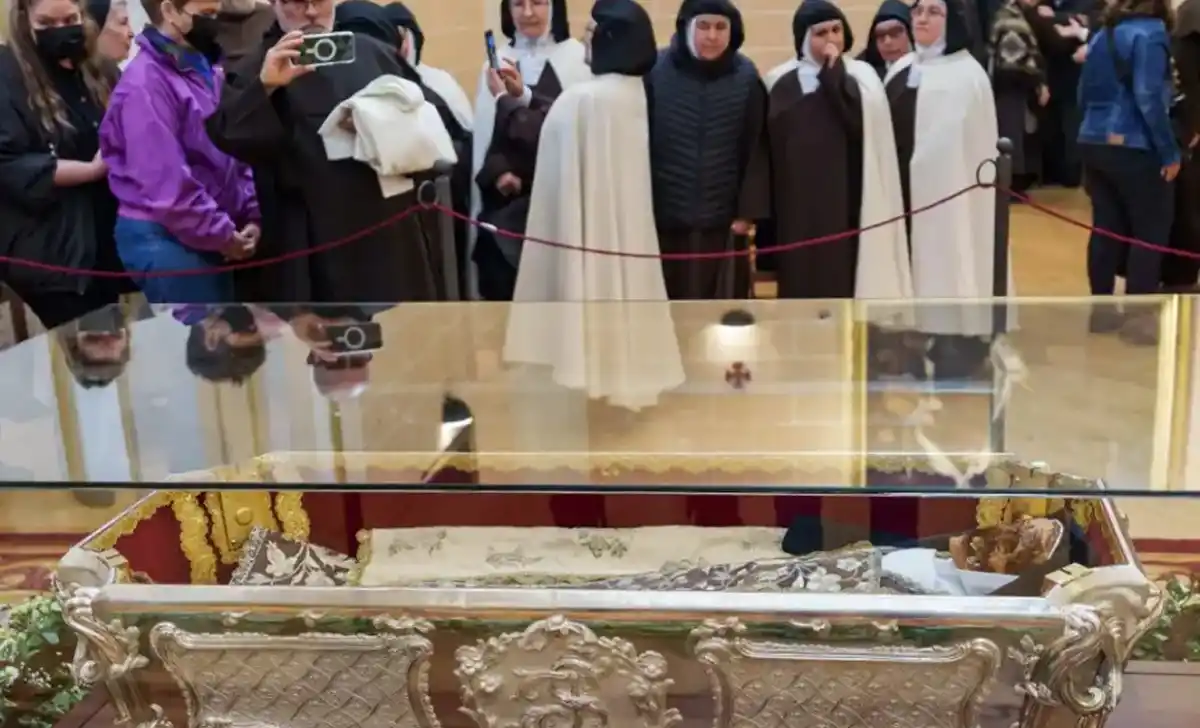 ¿Por qué exhiben el cuerpo de Santa Teresa a 400 años de su muerte?