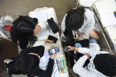 Un alumno ganó dos millones mientras estaba en clase: el impacto del uso intensivo de pantallas en las aulas