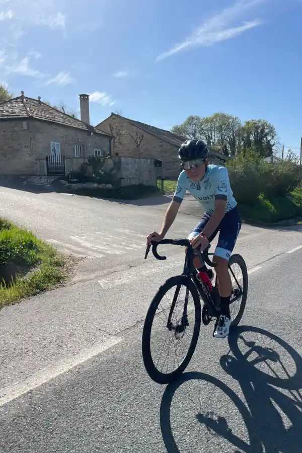 El talento tucumano que conquista Europa y refuerza el presente del ciclismo español