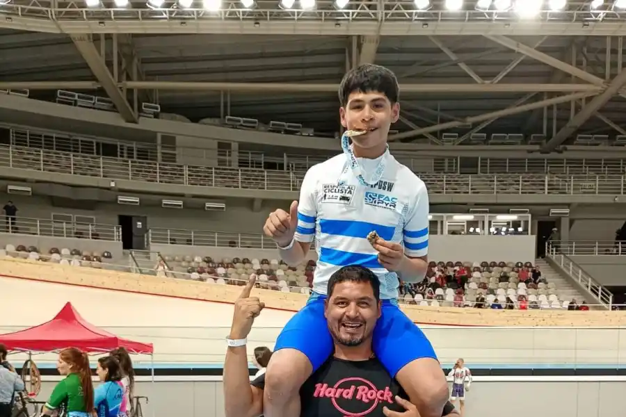 ALEGRÍA. Juan Carlos, lleva en andas a su hijo, luego de haber coronado un gran torneo en Cuyo.