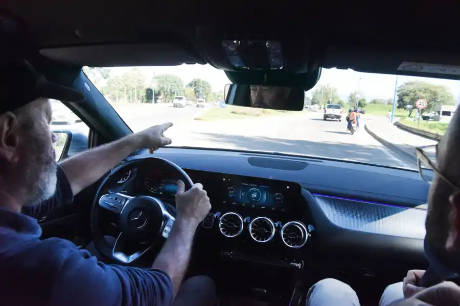 ANÁLISIS. El antropólogo observó los detalles del paisaje vial capitalino, entre el aeropuerto Benjamín Matienzo y el Hotel Hilton. LA GACETA/ Foto de Analía Jaramillo.