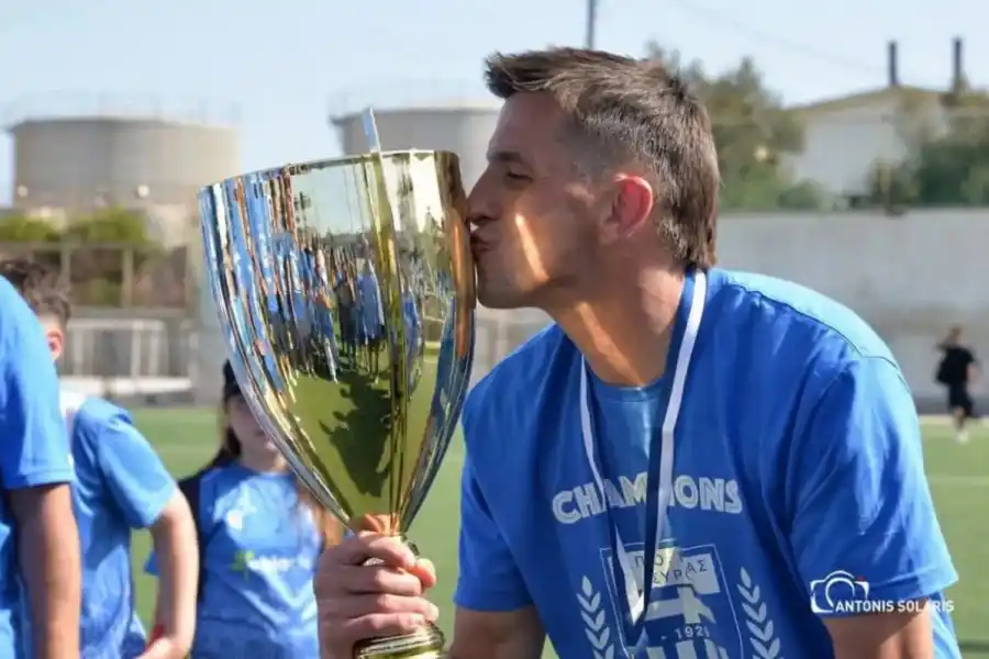 CAMPEÓN. Bossio logró el ascenso en el fútbol de Grecia.