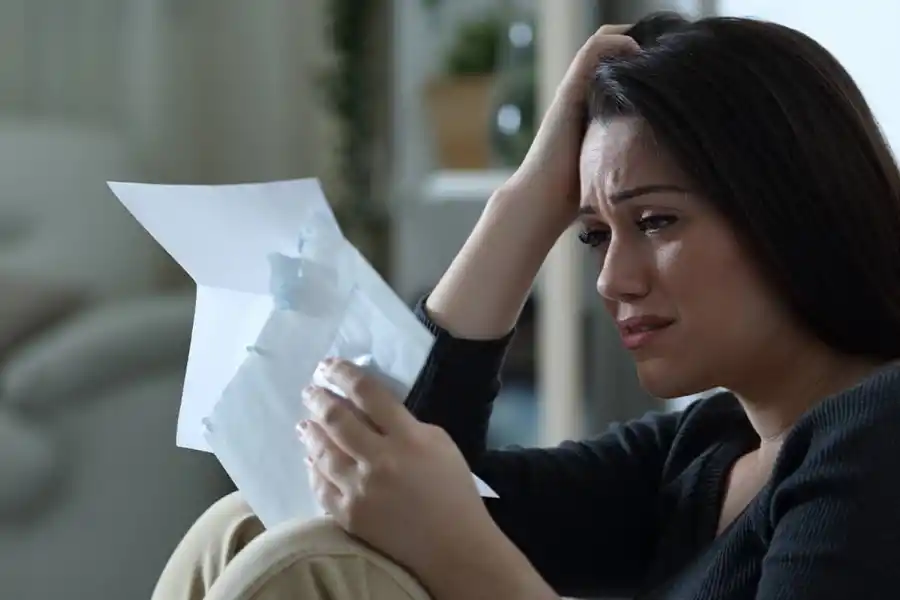 JUVENTUD EN DEUDA. El acceso fácil al crédito y la falta de educación financiera llevan a los jóvenes tucumanos a una espiral de endeudamiento que afecta su calidad de vida.