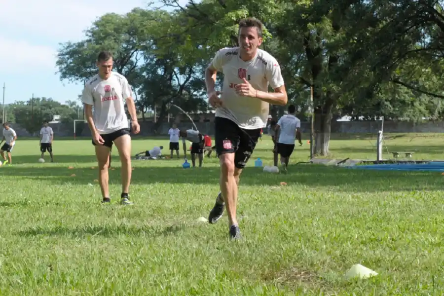 PASADO. Bossio durante un entrenamiento con San Martín.