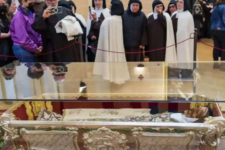 ¿Por qué exhiben el cuerpo de Santa Teresa a 400 años de su muerte?