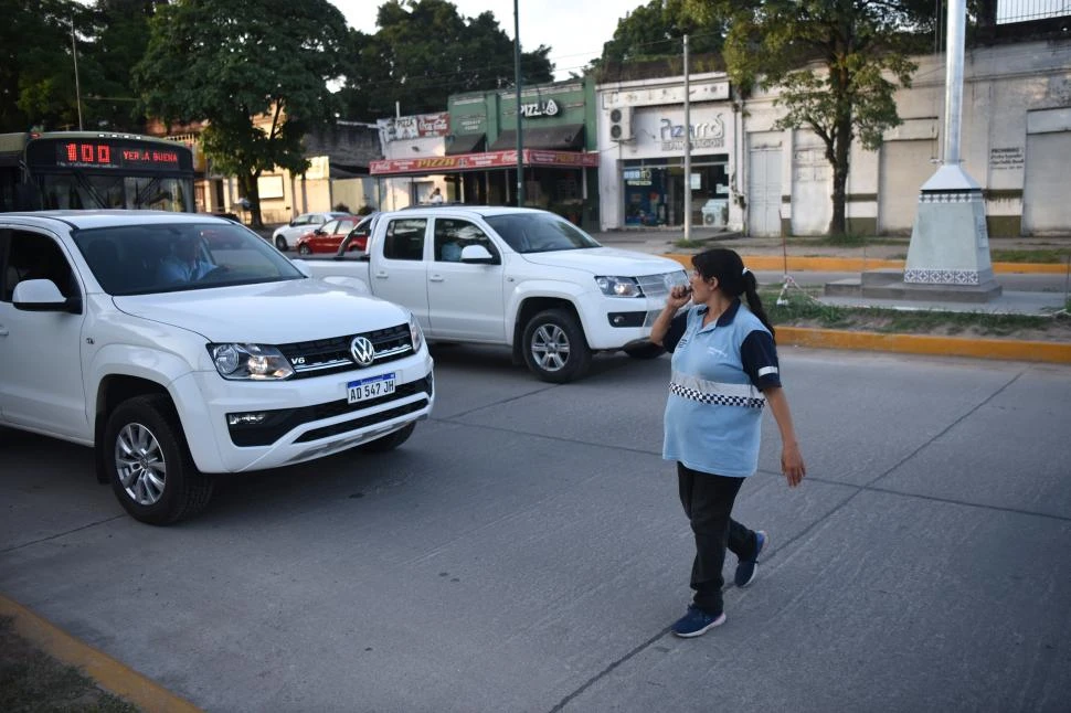 CONTROLES. Cada día, cientos de agentes salen a las calles a ordenar el caótico tránsito en los distintos municipios. 