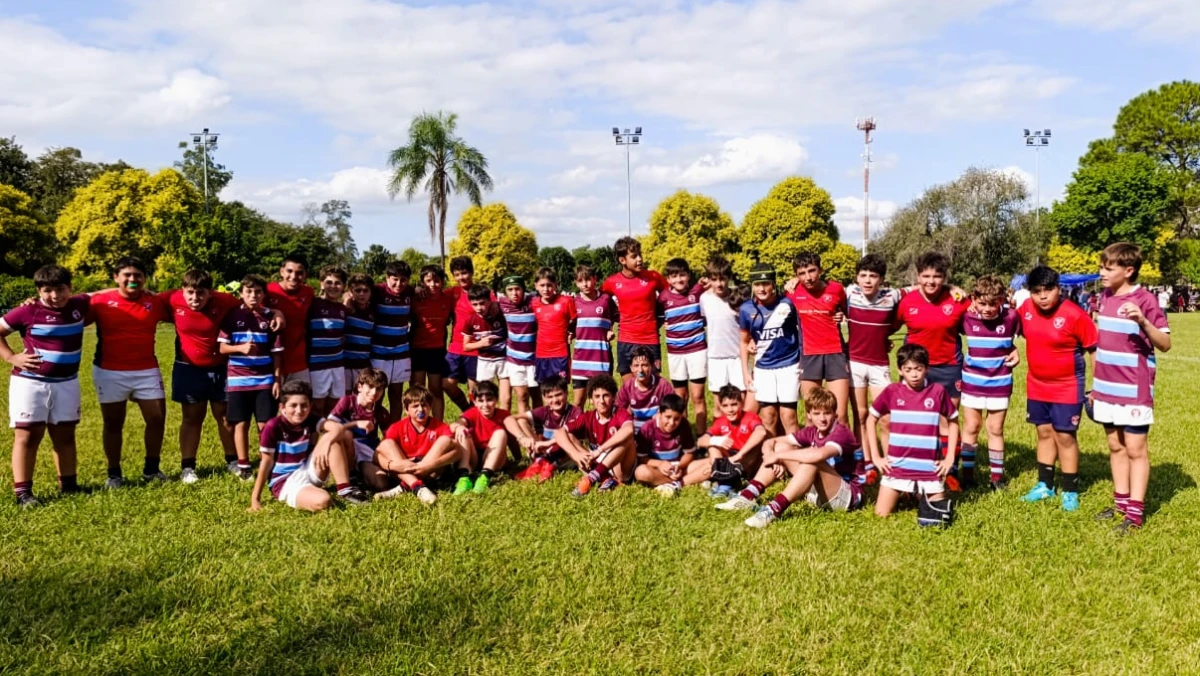UN EJEMPLO. Los jugadores de la categoría M13 de Jockey de Tucumán y de Suri de Jujuy posan juntos.