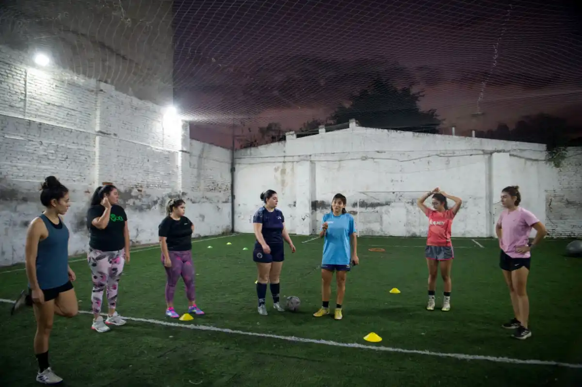 Criada entre pelotas y prejuicios hoy forma futuras futbolistas