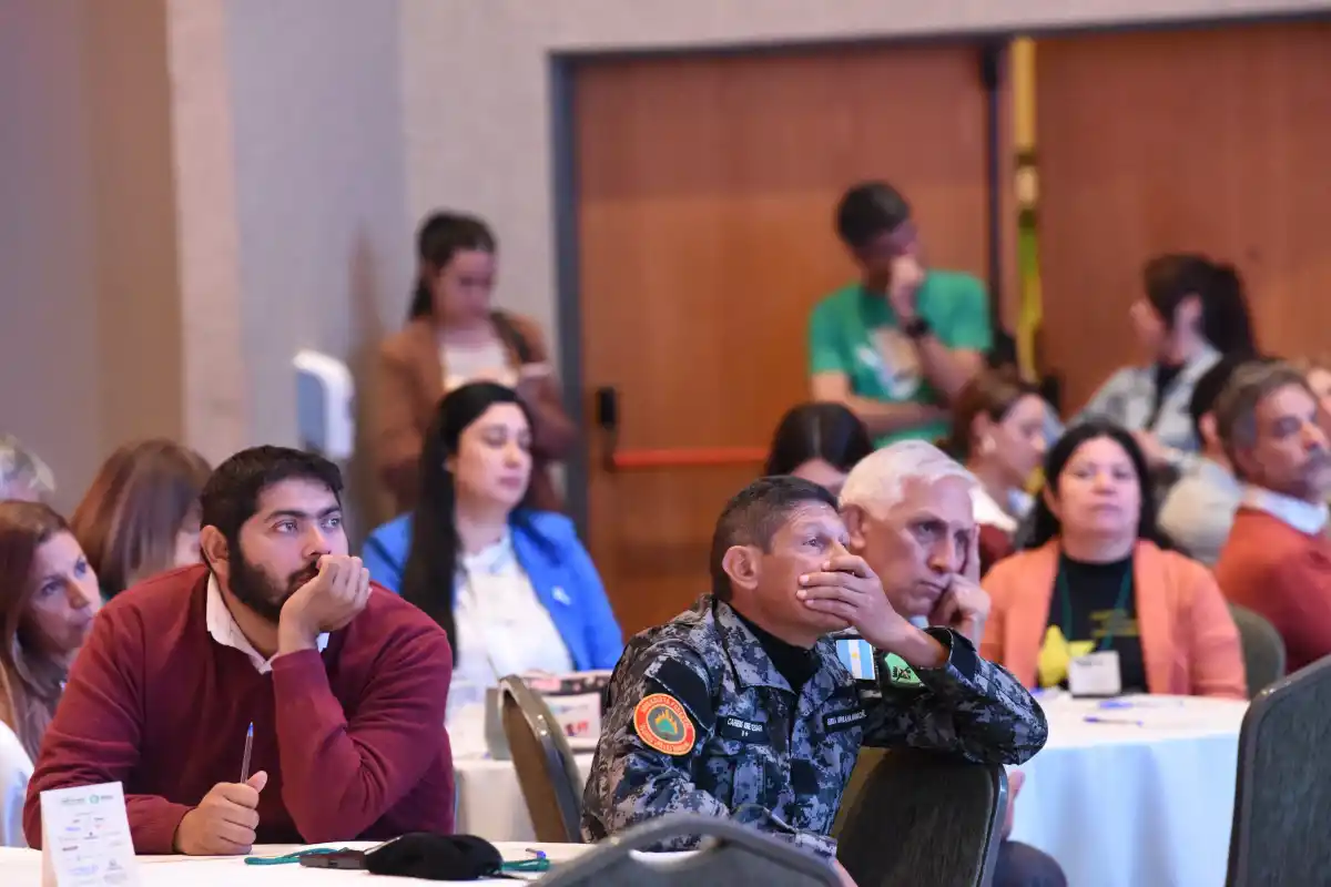 ATENTOS. El público escucha a los expositores en el Hotel Hilton.  LA GACETA / FOTO DE ANALÍA JARAMILLO