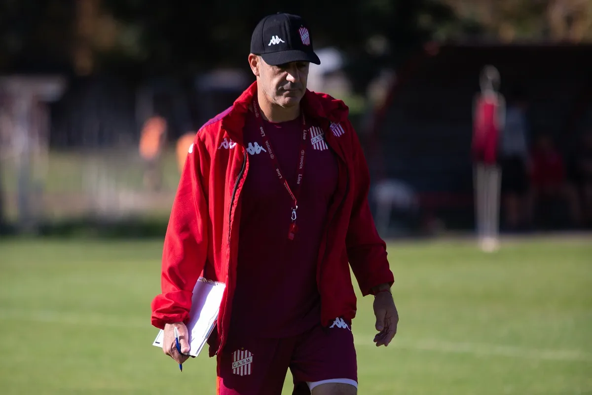 PENSATIVO. Ariel Martos trabaja a contrarreloj pensando en el partido contra Quilmes.