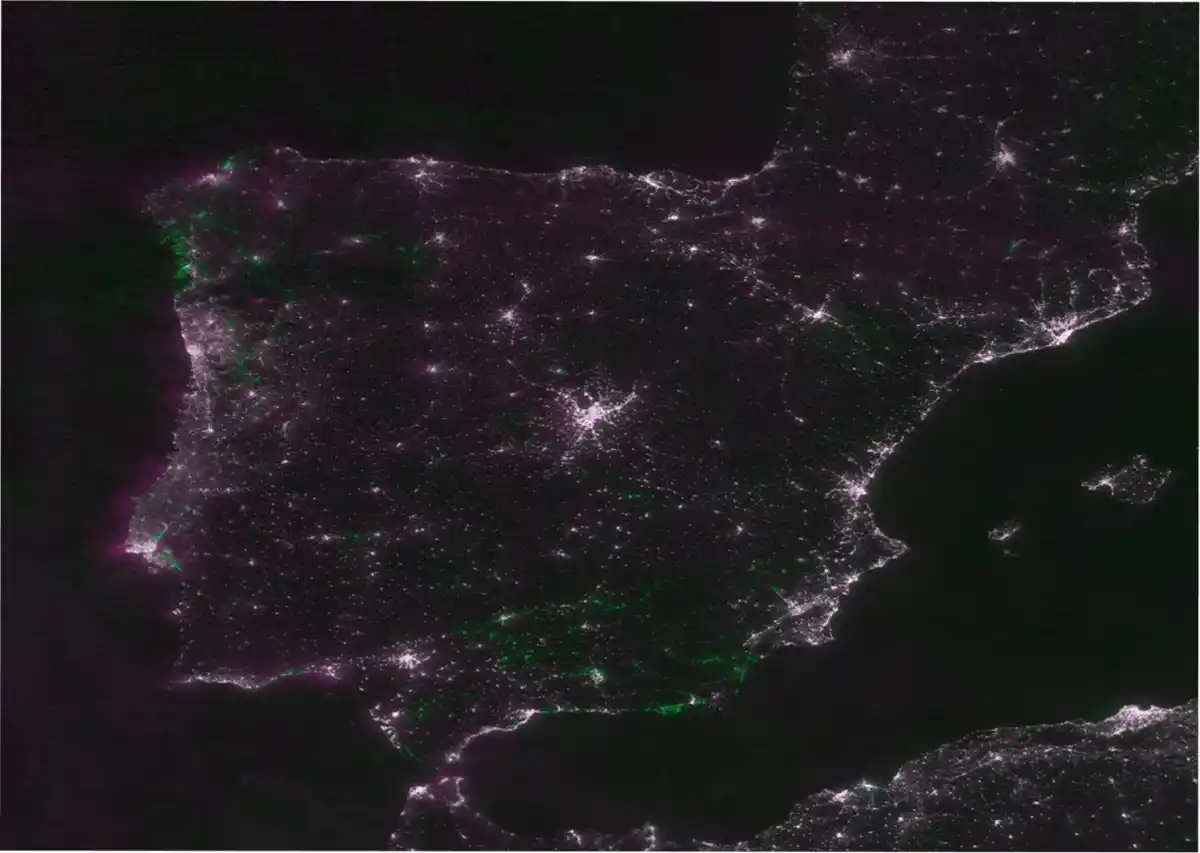 APAGÓN: Las áreas verdes indican falta de luz, mientras que las luces blancas indican un suministro eléctrico estable. FOTO: NOAA/NASA (VIIRS/DNB), procesada con Black Marble.