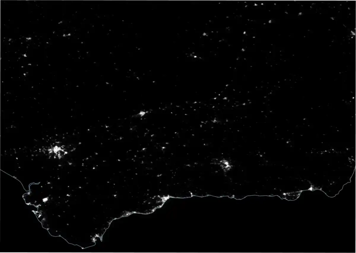 Imagen satelital de Andalucía tomada la madrugada del 28 de abril de 2025 (antes del apagón). Fuente: NASA