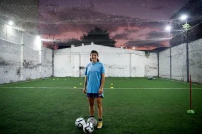 Criada entre pelotas y prejuicios hoy forma futuras futbolistas