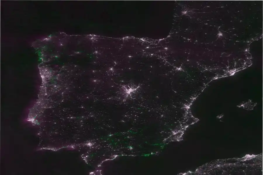 APAGÓN: Las áreas verdes indican falta de luz, mientras que las luces blancas indican un suministro eléctrico estable. FOTO: NOAA/NASA (VIIRS/DNB), procesada con Black Marble.