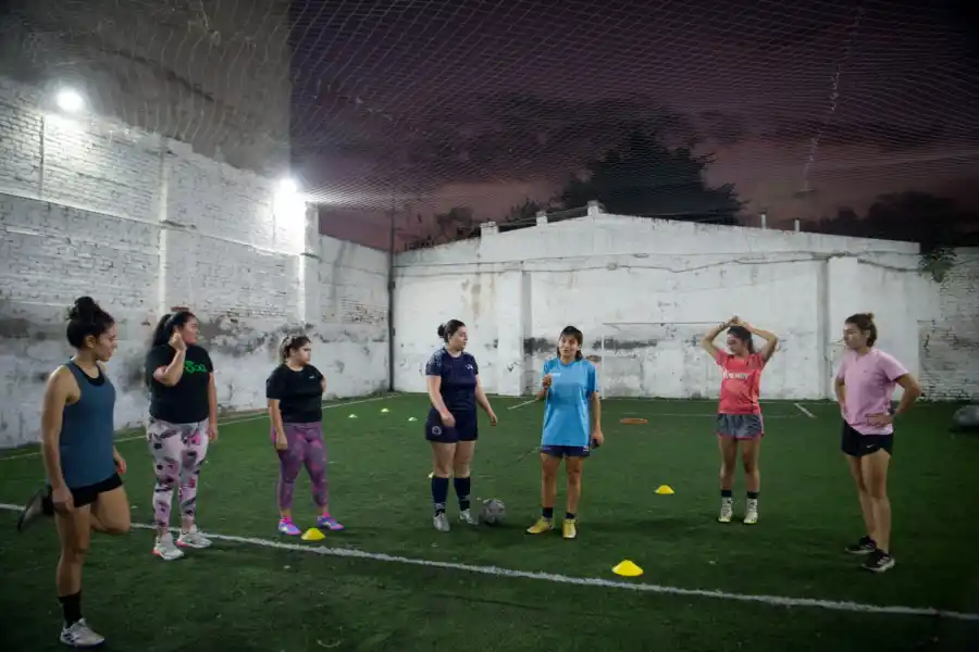 Criada entre pelotas y prejuicios hoy forma futuras futbolistas