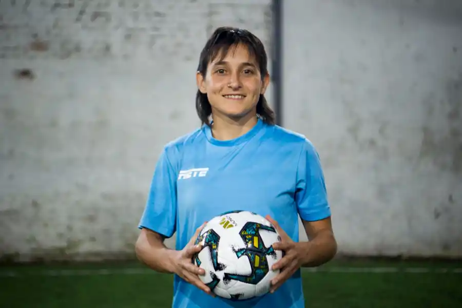 Criada entre pelotas y prejuicios hoy forma futuras futbolistas