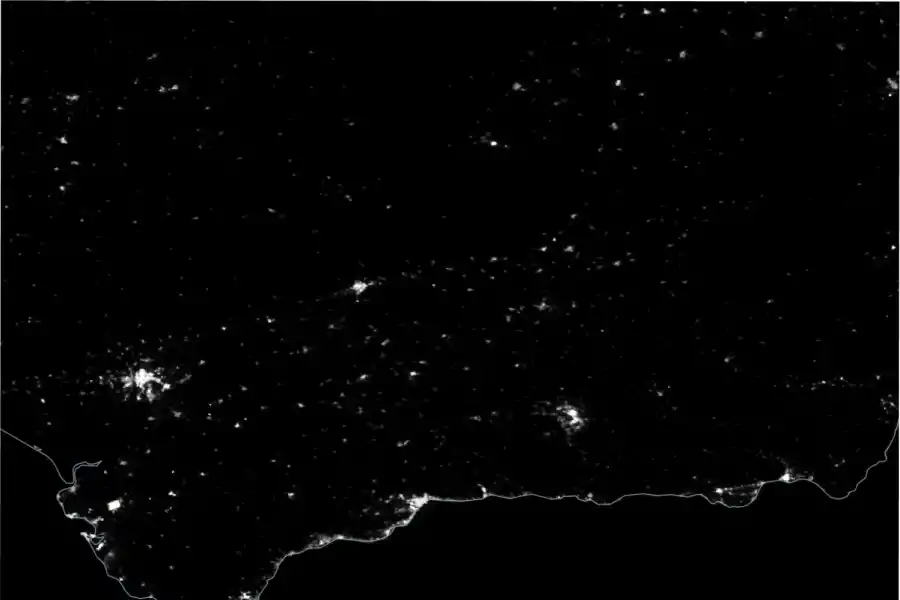 Imagen satelital de Andalucía tomada la madrugada del 28 de abril de 2025 (antes del apagón). Fuente: NASA
