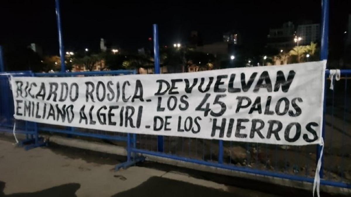 MENSAJES. La zona de Casa Amarilla amaneció con pasacalles que dejan al descubierto el conflicto interno de la CD.