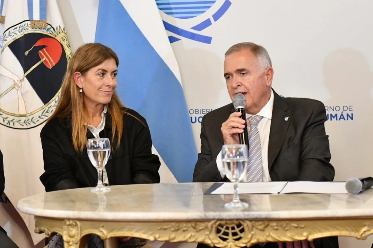 ANUNCIO. La gerente Comercial de LATAM Airlines en Argentina, Florencia Scardaccione, junto al gobernador Osvaldo Jaldo.