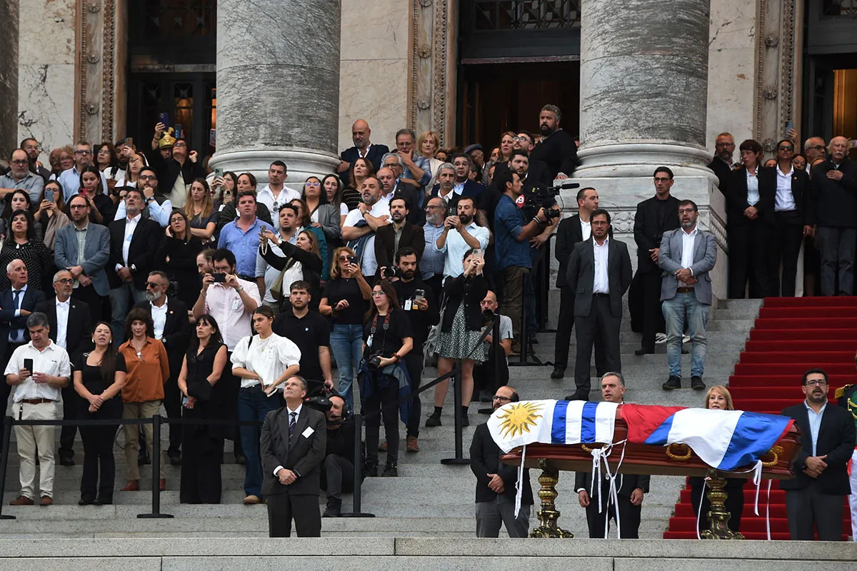 HOMENAJE. El presidente de Uruguay, Yamandu Orsi, y la vice Carolina Cosse encabezan la despedida.