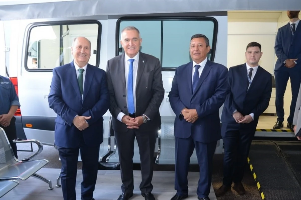 Washington Navarro (ministro de la Defensa), Osvaldo Jaldo (gobernador) y Darío Monteros (ministro del Interior).