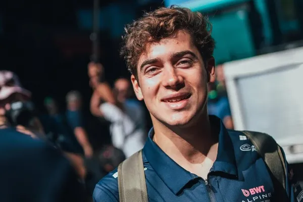 Franco Colapinto llegó al paddock de Alpine en el GP de Imola: el curioso regalo que recibió