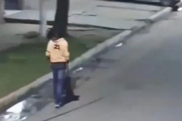 Tiró basura en la calle, lo vieron por las cámaras y lo obligaron a levantarla