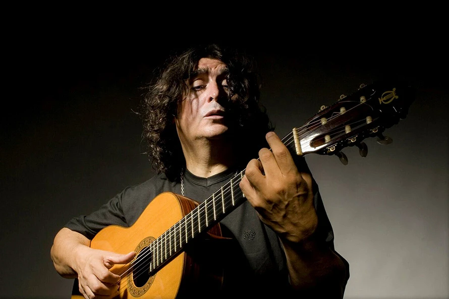 COMPAÑEROS ÍNTIMOS. Luis Salinas y su guitarra están hermanados en la música popular desde los años 60.