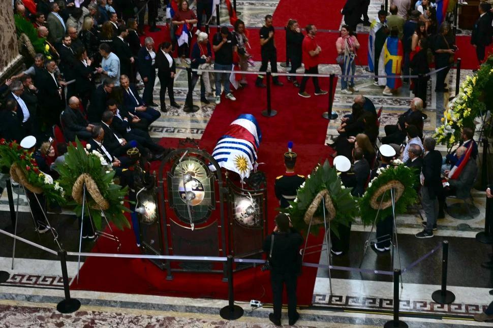 DE LUTO. Un interminable desfile de personas pasó frente a la cureña con el ataúd donde descansa Mujica, en el Palacio Legislativo, en Montevideo.