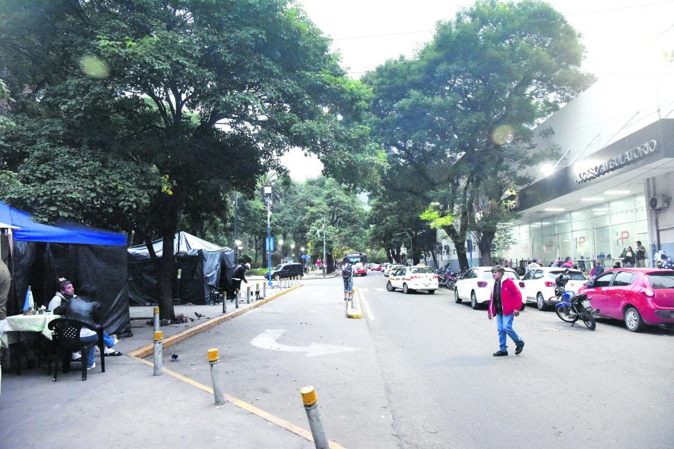 Vivir en la vereda: historias que esperan frente al Hospital Padilla