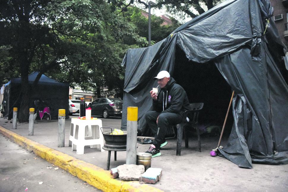 FIRME, FRENTE AL HOSPITAL. José Greppi, tío de Paula Granero. Ambos aguardan por la salud del padre de Paula, internado hace casi un mes.