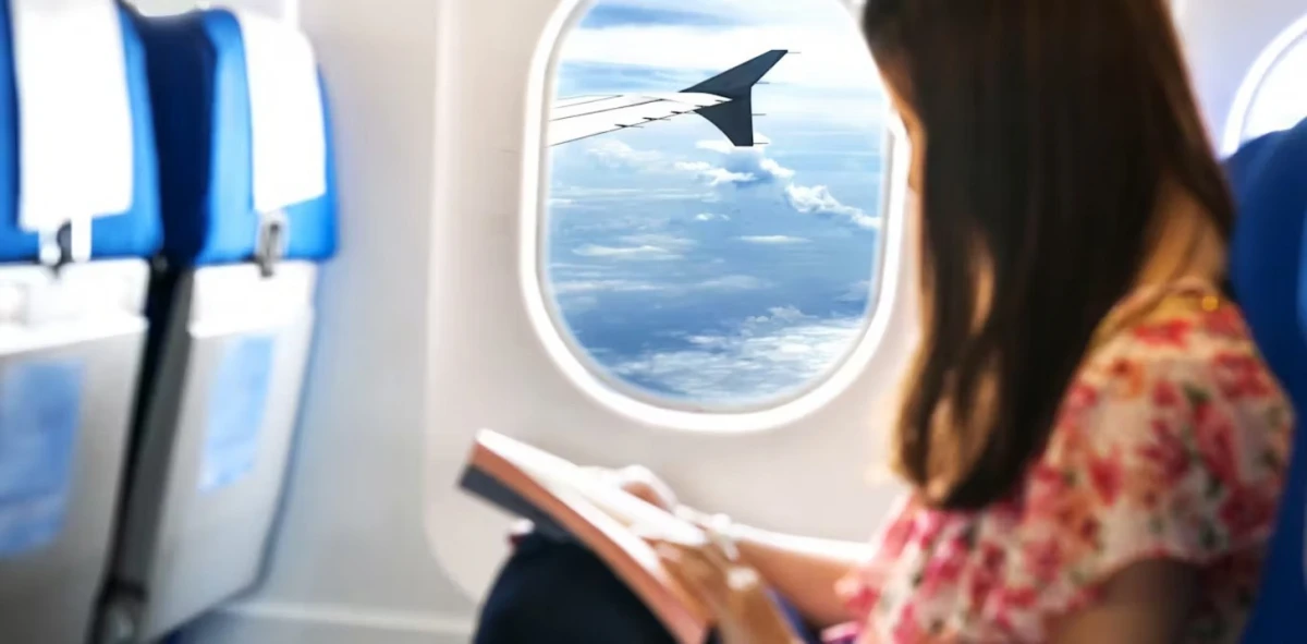 Una azafata reveló qué ropa no deberías usar al viajar en avión: consejos para volar cómodo e higiénico