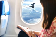 Una azafata reveló qué ropa no deberías usar al viajar en avión: consejos para volar cómodo e higiénico