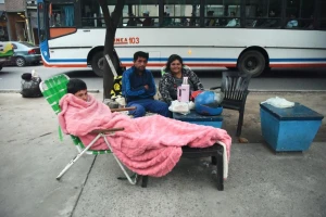 Vivir en la vereda: historias que esperan frente al Hospital Padilla