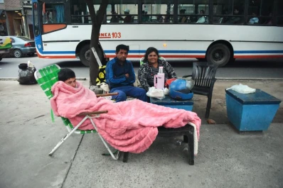Vivir en la vereda: historias que esperan frente al Hospital Padilla