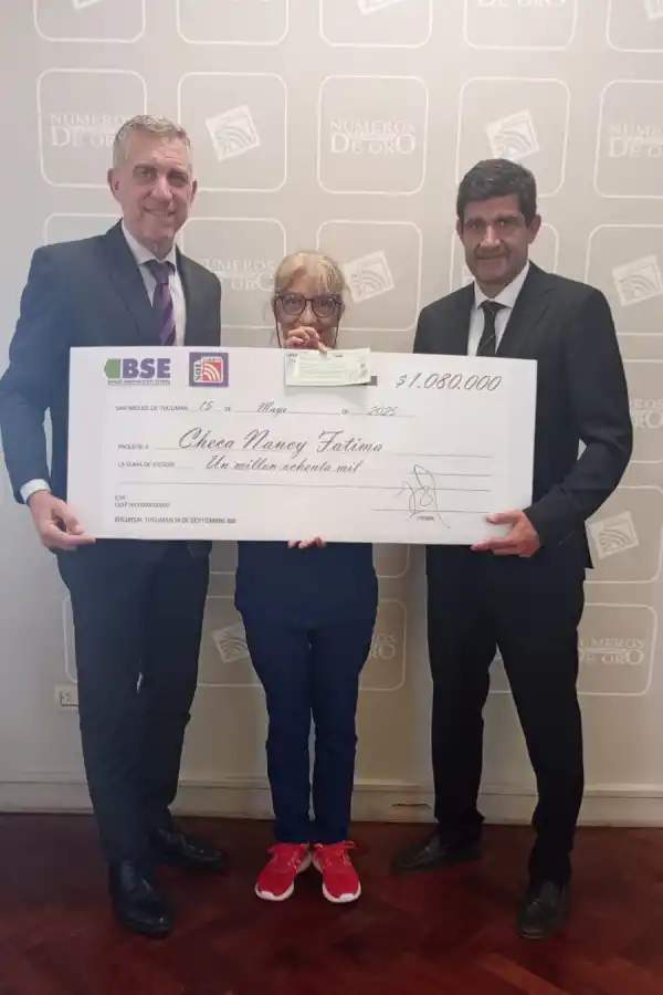 FELIZ.  Nancy Checa con autoridades de Banco Santiago del Estero