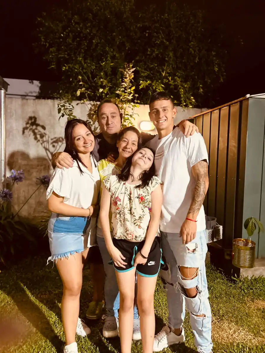 EN FAMILIA. Ezequiel posa junto a su papá Oscar,  mamá Valeria y sus hermanas Florencia y Lola