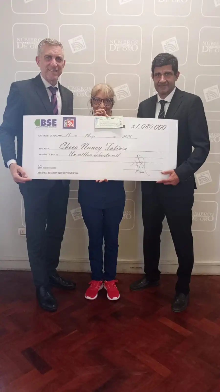 FELIZ.  Nancy Checa con autoridades de Banco Santiago del Estero